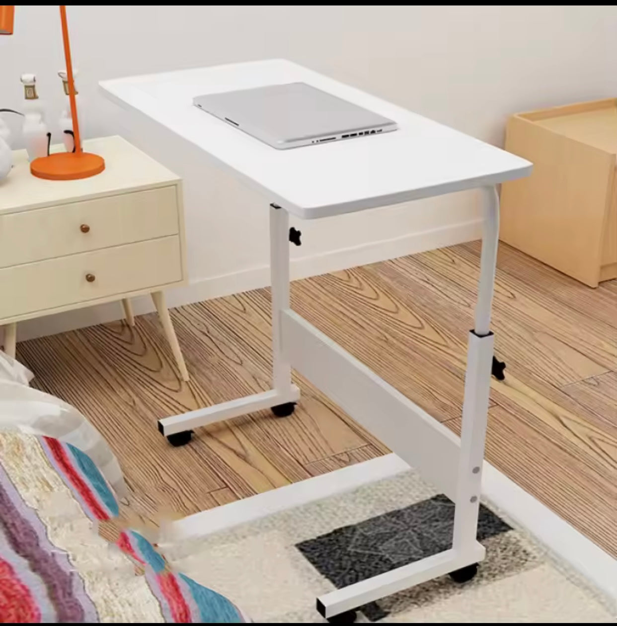 Easy table for laptops and studies