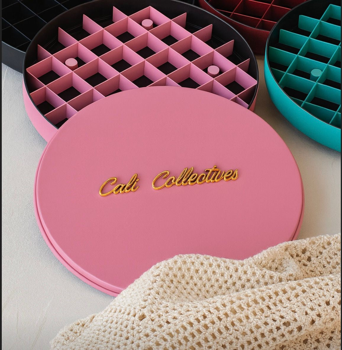 Baking container with square cutter